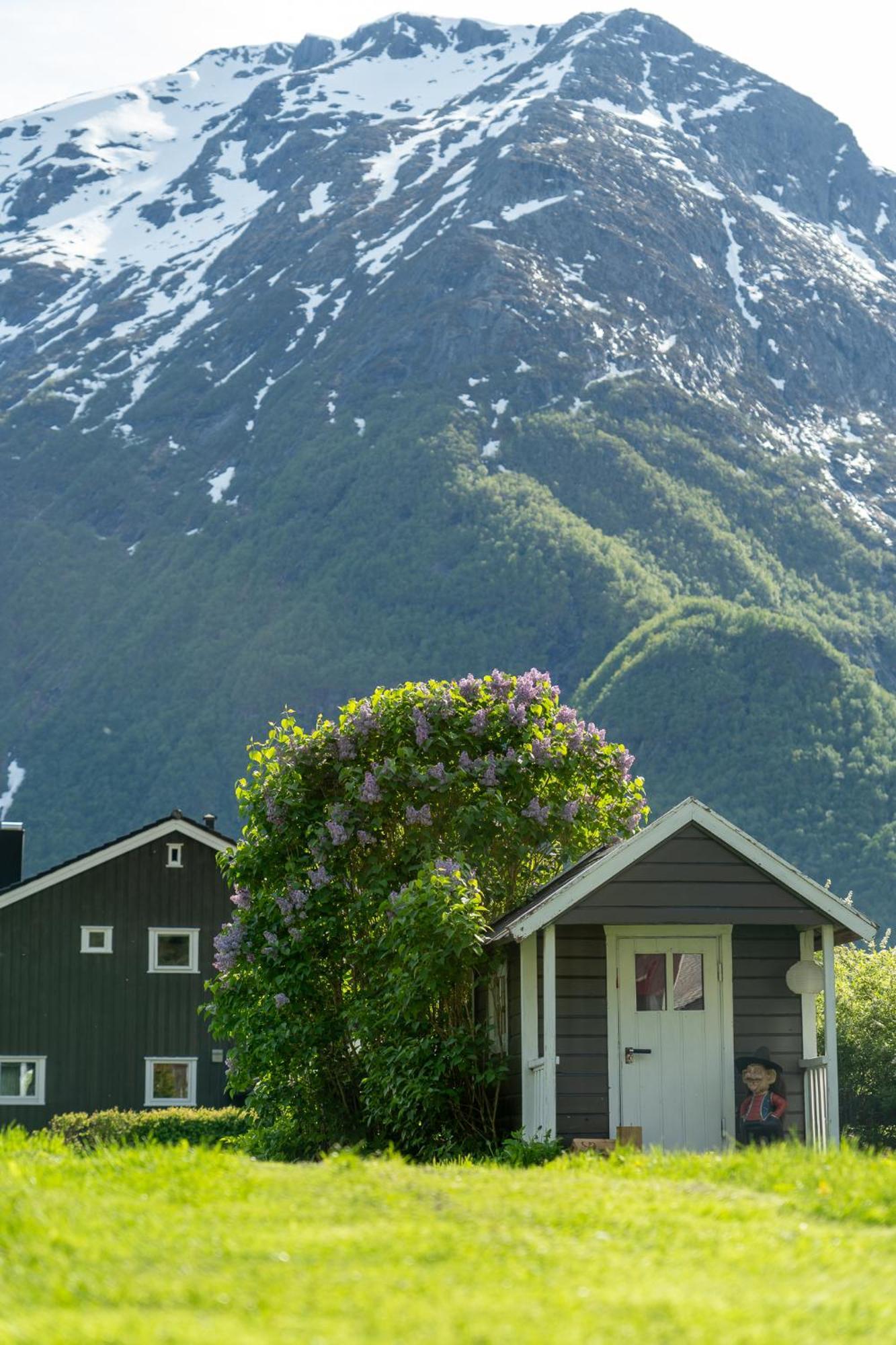 Lovely Underground Flat Andalsnes Apartment Exterior photo